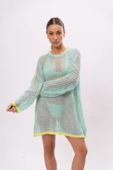 Vestido corto de red color celeste con terminaciones en amarillo.