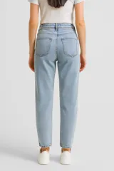 Pantalón de jean azul de corte recto, tiro alto y calce ajustado.