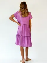 Vestido corto de algodón color naranja, con corte evasé y volados en el ruedo.