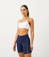 Top deportivo blanco con tirantes finos y relleno.