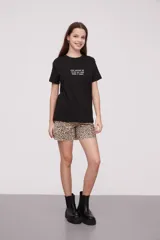 Remera negra de algodón con frase estampada en el frente: "why overthink when u can over drink".