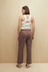 Pantalón beige de tiro medio con cintura elastizada y cordón regulable, bolsillos laterales y calce relajado.