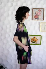 Top unisex estampado floral, de corte holgado y mangas cortas.