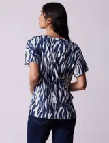 Blusa de algodón con estampado animal print en tonos grises, cuello redondo y manga corta.