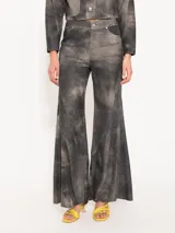 Pantalón de cuero ovino distress color negro, de silueta ancha con recortes diagonales y curvos en delantero y espalda, bolsillos frontales y bolsillos plaqué en la parte trasera.