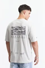 Remera marrón de manga corta con corte oversize y cuello redondo. Estampado en la espalda con diseño abstracto y texto.