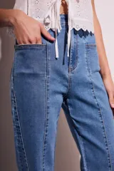 Pantalón de jean azul de corte flare y tiro medio.