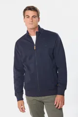 Campera de felpa verde oscuro con cuello alto y cierre frontal.