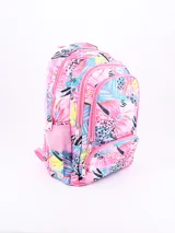 Mochila rosa con estampado de hojas de palmera en tonos rosa, amarillo, celeste y negro. Cuenta con dos compartimentos principales con cierre, un bolsillo frontal con cierre, dos bolsillos laterales de red y correas acolchadas ajustables.