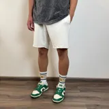 Short de algodón color crema, con cintura elástica y ruedo desflecado.