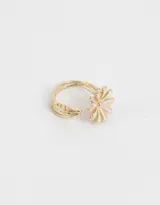 Anillo dorado con forma de corazón.