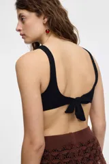 Top de bikini negro con textura arrugada y escote en V.