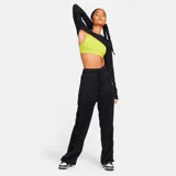 Pantalón largo deportivo Nike Air para mujer, color gris, de corte holgado con cintura elástica ajustable con cordón y logo estampado en la pierna izquierda.