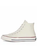 Zapatillas Converse Chuck 70 Hi color crema, de caña alta y cordones blancos.