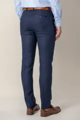 Pantalón de vestir de lino color beige, corte slim fit, con bolsillos laterales y traseros.