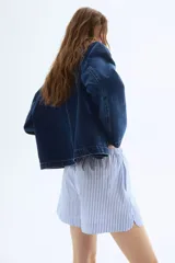 Short de algodón con cintura elástica y cordón ajustable. Diseño a rayas verticales azules y blancas.