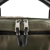 Mochila verde de poliéster con diseño rectangular y gran capacidad. Tiene acceso con cierre, dos bolsillos externos con cierre, un bolsillo interno con cierre y dos bolsillos internos abiertos. Las correas son regulables y las asas fijas. El interior es de tela de algodón y poliéster.