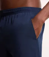 Bermuda deportiva negra de tejido plano tecnológico, con cintura elástica, cordón de ajuste, bolsillos laterales y detalle en el bajo.