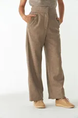 Pantalón de tiro alto color marrón con textura, pierna recta y bolsillos laterales.