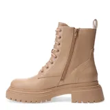 Botas acordonadas color beige con suela track y cierre lateral.