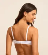 Soutien blanco de microfibra con copas triangulares, breteles finos ajustables y detalles de encaje en el escote. Sin aros.