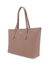 Cartera shopper rígida negra, con logo metálico y bolsillo interno, diseño elegante y atemporal.