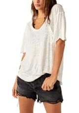 Camiseta blanca de corte relajado con escote en V y bolsillo en el pecho, confeccionada en mezcla de algodón y lino.