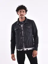 Campera de jean negra con cuello clásico, cierre frontal con botones metálicos, bolsillos con solapa en el pecho y bolsillos laterales.