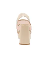 Sandalias de plataforma color naranja con detalles en marrón. Tienen tiras anchas sobre el empeine y el tobillo, y un tacón cuadrado alto.