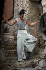 Pantalón palazzo gris melange de rústico de algodón, con tiro alto, bolsillos laterales, elástico en la espalda y faja ancha en la cintura.