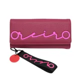 Billetera fucsia de cuero sintético texturizado con cierre de solapa y broche imantado. Tiene múltiples compartimentos internos y cinta de agarre con llavero de labios.