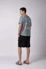 Bermuda cargo color blanco, confeccionada en mezcla de lino y rayón, con cintura elástica ajustable con cordón y bolsillo lateral tipo cargo.