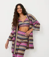 Kimono alargado de malla con estampado de rayas y líneas de colores contrastantes, con mangas amplias y abertura frontal total.