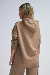 Hoodie deportivo color visón, de corte holgado, con capucha ajustable con cordones, bolsillo tipo canguro y puños y bajo acanalados.