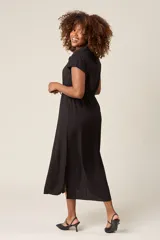 Vestido camisero color beige con cuello, botones frontales, mangas cortas y lazo ajustable en la cintura.