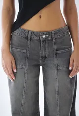 Pantalón wide leg color gris con bolsillos laterales y costuras verticales al frente.