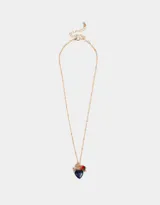 Collar corto dorado de triple cadena con dijes de corazones y perlas sintéticas.