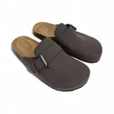 Zuecos grises con hebilla metálica ajustable y plantilla anatómica de corcho.