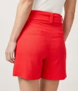 Short azul marino de lino con cinturón de hebilla cuadrada forrada y pliegues delanteros.