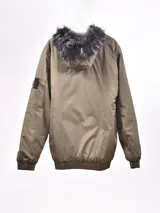 Campera gris con capucha con borde de piel sintética, cierre frontal con cremallera, bolsillos laterales con solapa y bolsillo con cremallera en la manga.