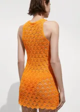 Vestido corto color naranja de crochet con cuello redondo y sisas amplias.