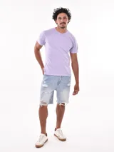 Remera lisa color lila de corte regular.