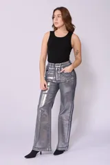 Pantalón jean plateado de corte wide leg y tiro alto, con acabado metálico brillante.