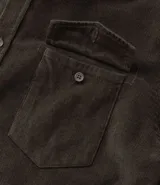 Camisa blanca de manga larga, confeccionada en terciopelo con cuello clásico y bolsillos frontales.