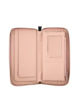 Monedero de simil cuero color lila, con cierre metálico y logo de la marca en el frente.