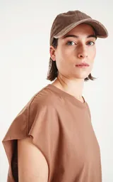Remera marrón sin mangas de corte holgado.