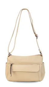 Bandolera color beige con correa larga regulable, dos bolsillos frontales, uno con tapa y cierre, y cierre superior. Interior espacioso con bolsillos.