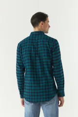 Camisa de viyela a cuadros rojos y azules, corte regular y logo bordado.