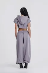 Pantalón de jogging gris con corte holgado y bolsillos laterales.