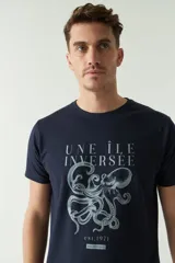 Remera de hombre azul marino con estampado de un pulpo y texto en color celeste.